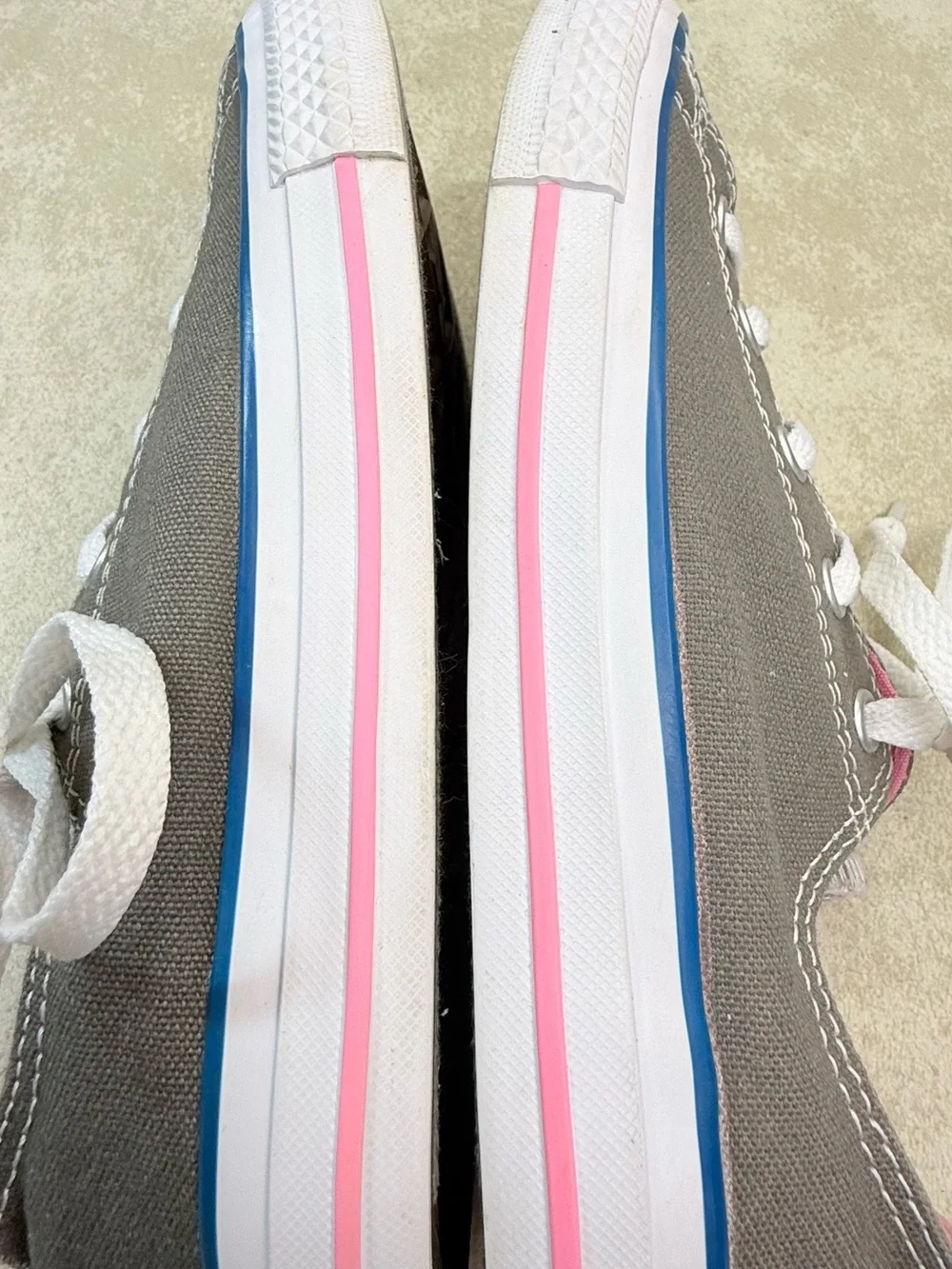 Converse Kids Size 2 Charcoal Canvas Low-Top Sneakers with Pink Lining EUC LN